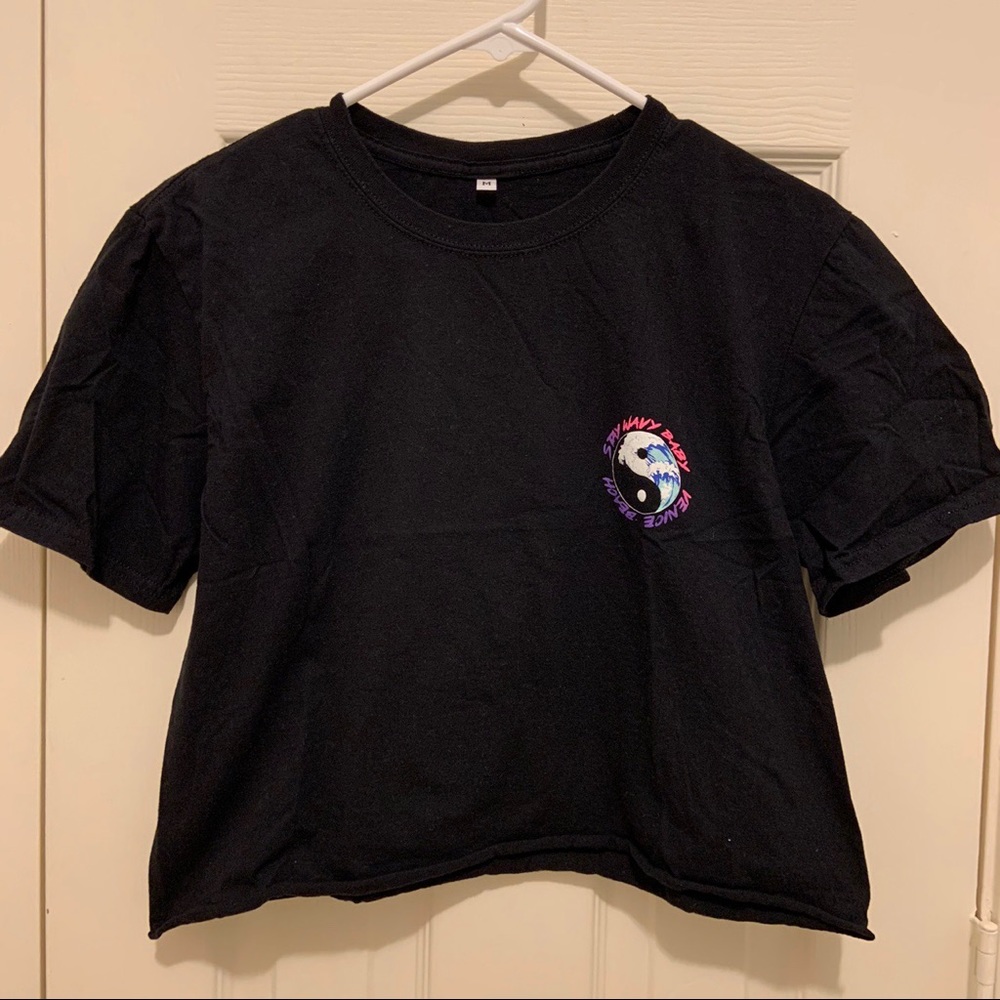 RARE Urban Stay Wavy Baby Cropped Tee